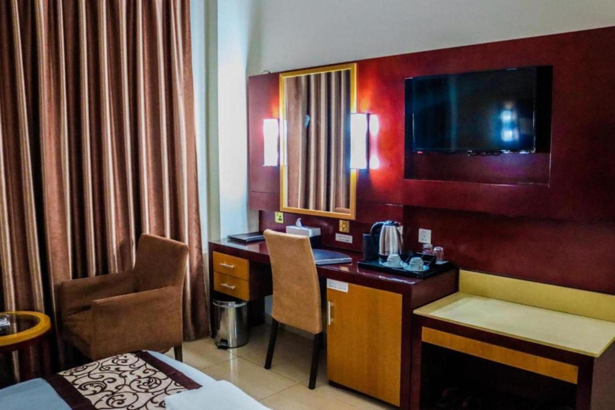 Palette Phoenix Hotel Дубай Екстериор снимка